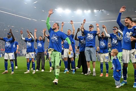 Grenzenloser Jubel bei Bundesliga-Rückkehrer FC Schalke 04. Foto: Bernd Thissen/dpa