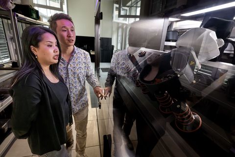 Der Betrieb mit dem Roboter gehört Thu Dinh und ihrem Mann Hung Quach vom Restaurant Vipho. Foto: Boris Roessler/dpa