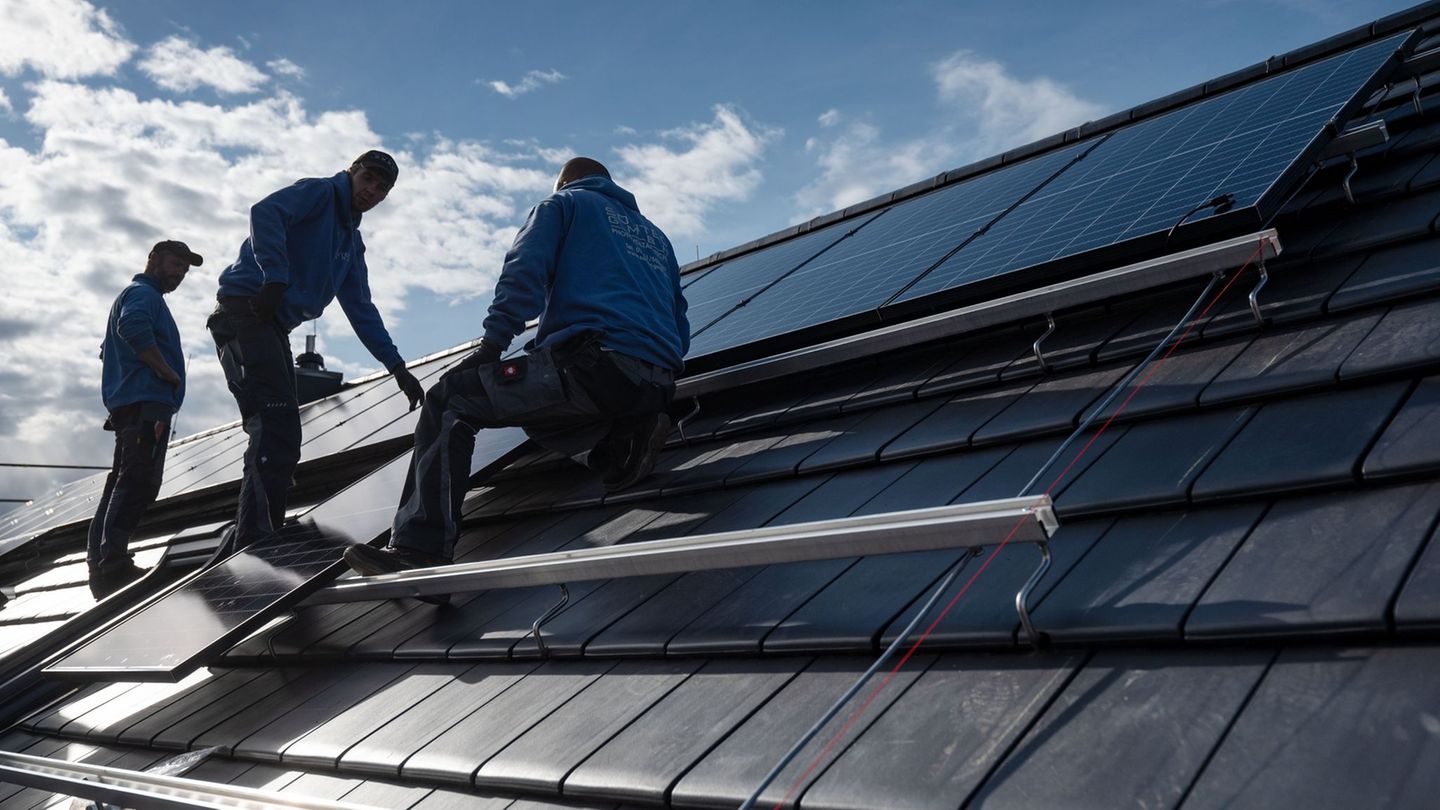 Die SPD warnt vor einer Kürzung der Förderung von Solaranlagen auf Dächern. (Symbolbild) Foto: Marijan Murat/dpa
