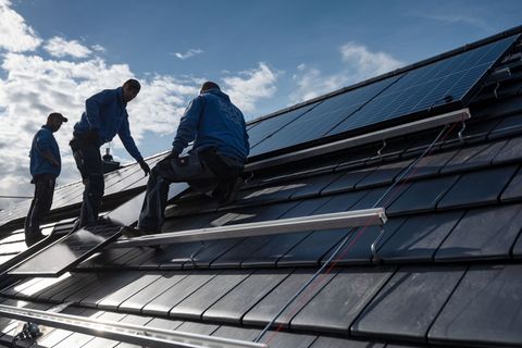 Die SPD warnt vor einer Kürzung der Förderung von Solaranlagen auf Dächern. (Symbolbild) Foto: Marijan Murat/dpa
