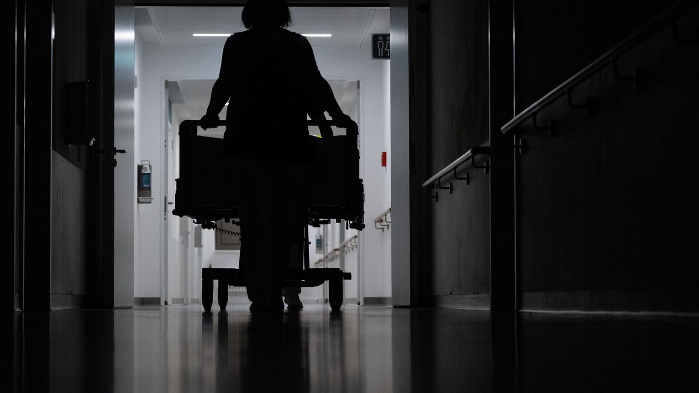 Eine blinde Frau klagt in Karlsruhe gegen eine Rehaklinik. (Symbolbild) Foto: Marijan Murat/dpa