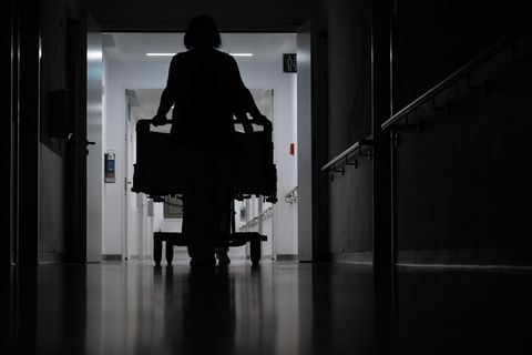 Eine blinde Frau klagt in Karlsruhe gegen eine Rehaklinik. (Symbolbild) Foto: Marijan Murat/dpa