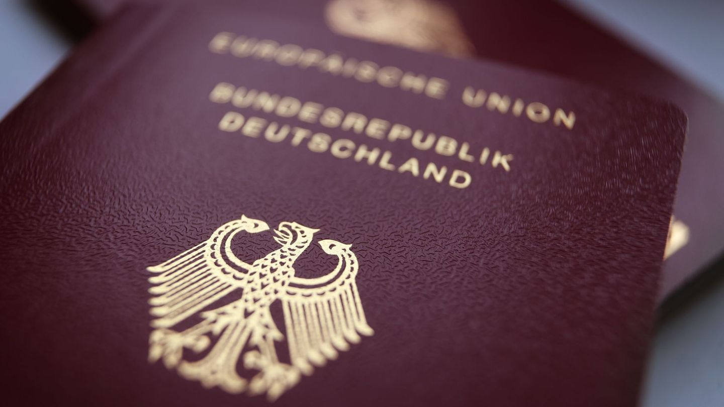 Die meisten Bürger holen sich ihren neuen Pass im Amt ab. (Symbolbild) Foto: Karl-Josef Hildenbrand/dpa/dpa-tmn