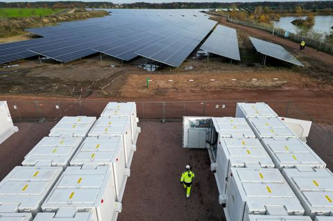 Batteriespeicher können Schwankungen bei Solar- und Windstrom ausgleichen. (Archivbild) Foto: Jan Woitas/dpa