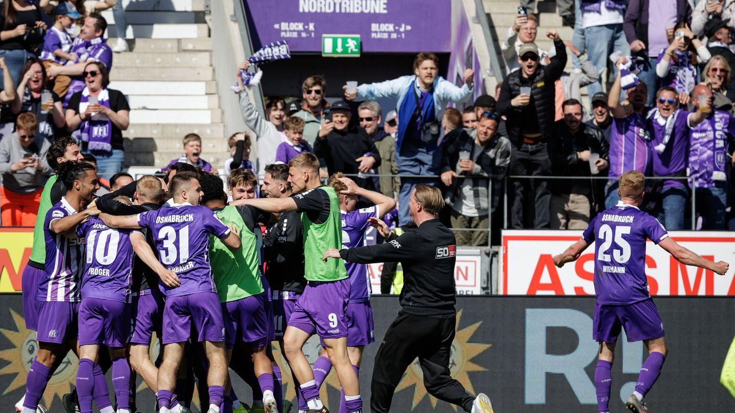 Der VfL Osnabrück feiert mit seinen Fans. Foto: David Ebener/dpa