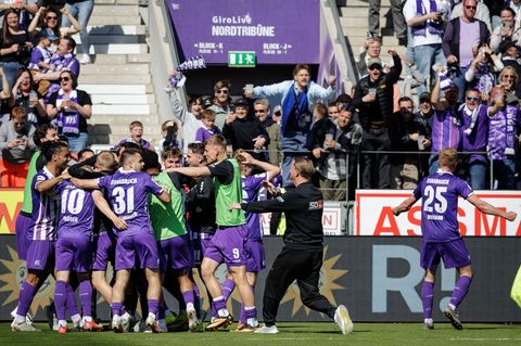 Der VfL Osnabrück feiert mit seinen Fans. Foto: David Ebener/dpa