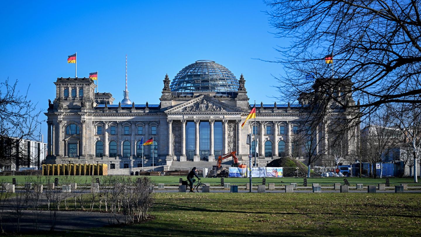 Die Kuppel auf dem Reichstag ist nur eines der besuchbaren Highlights. (Archivbild) Foto: Soeren Stache/dpa