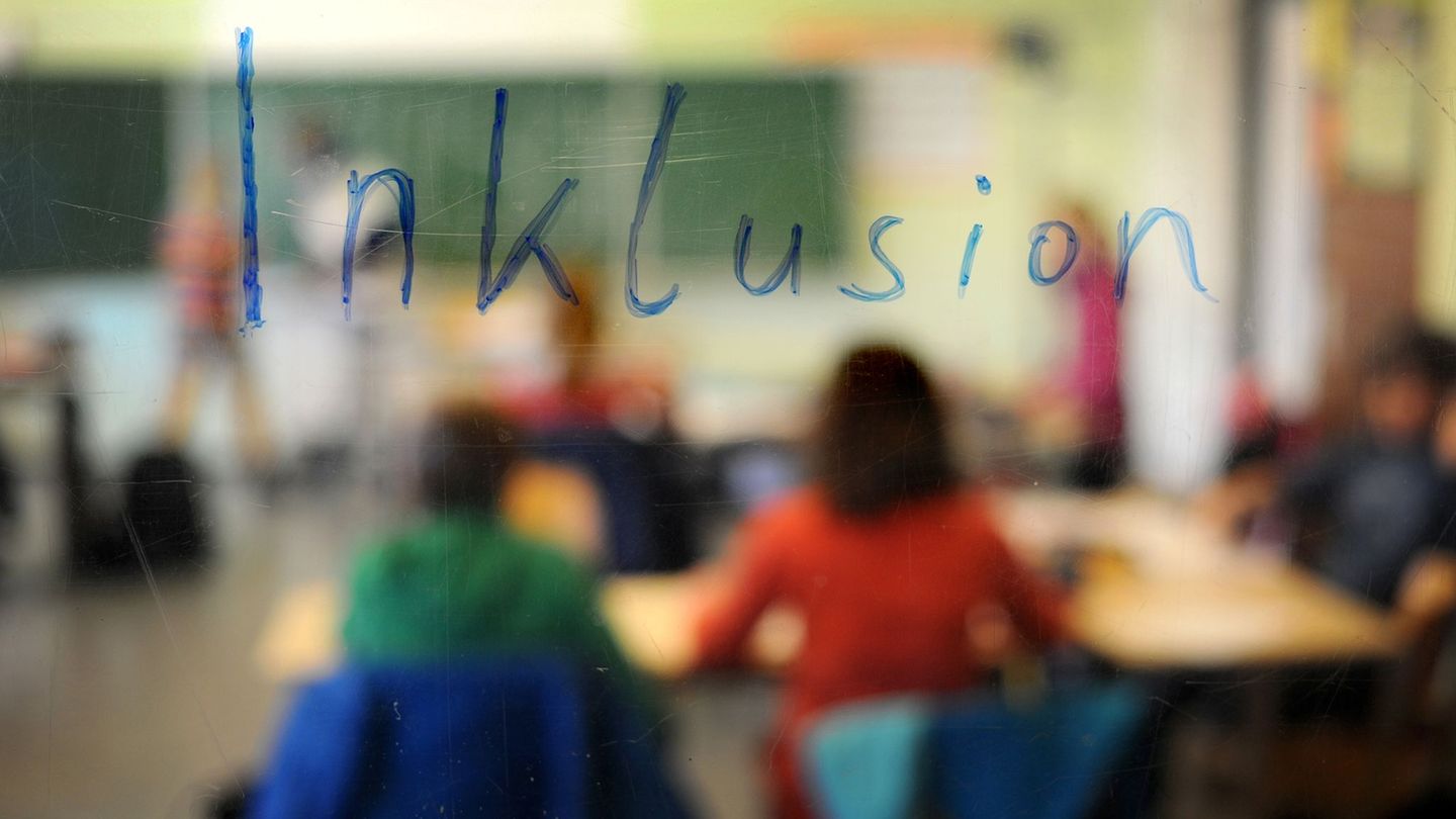 Schüler sitzen am in einer Inklusions-Klasse unter dem Schriftzug "Inklusion". (Symbolbild) Foto: Jonas Güttler/dpa
