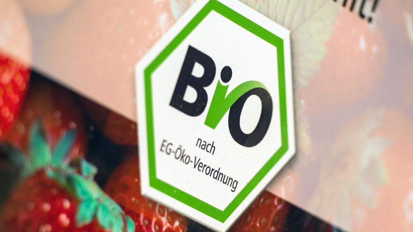 Bio-Produkte legen in der Verbrauchergunst weiter zu. Foto: Monika Skolimowska/dpa