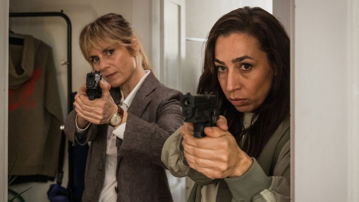 "Tatort: Könige der Nacht": Kommissarin Isabelle Grandjean (Anna Pieri Zuercher, l.) und ihre Kollegin Kommissarin Tessa Ott (