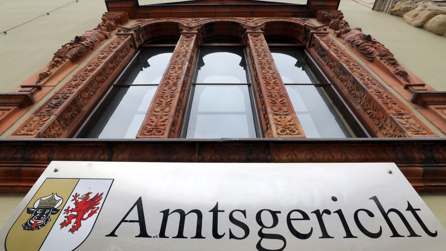 In MV gibt es einige Nachbarschaftsstreitigkeiten vor Gericht. (Symbolbild) Foto: Bernd Wüstneck/dpa