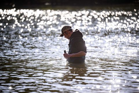 Mike Koch ist ehrenamtlich als Ringsucher und Hobby-Archäologe aktiv. Foto: Bernd von Jutrczenka/dpa