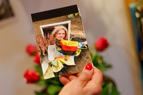 Savita Wagner ist in der Ukraine unvergessen - immer wieder wird mit Blumen und Fotos an sie erinnert. Foto: Thomas Banneyer/dpa