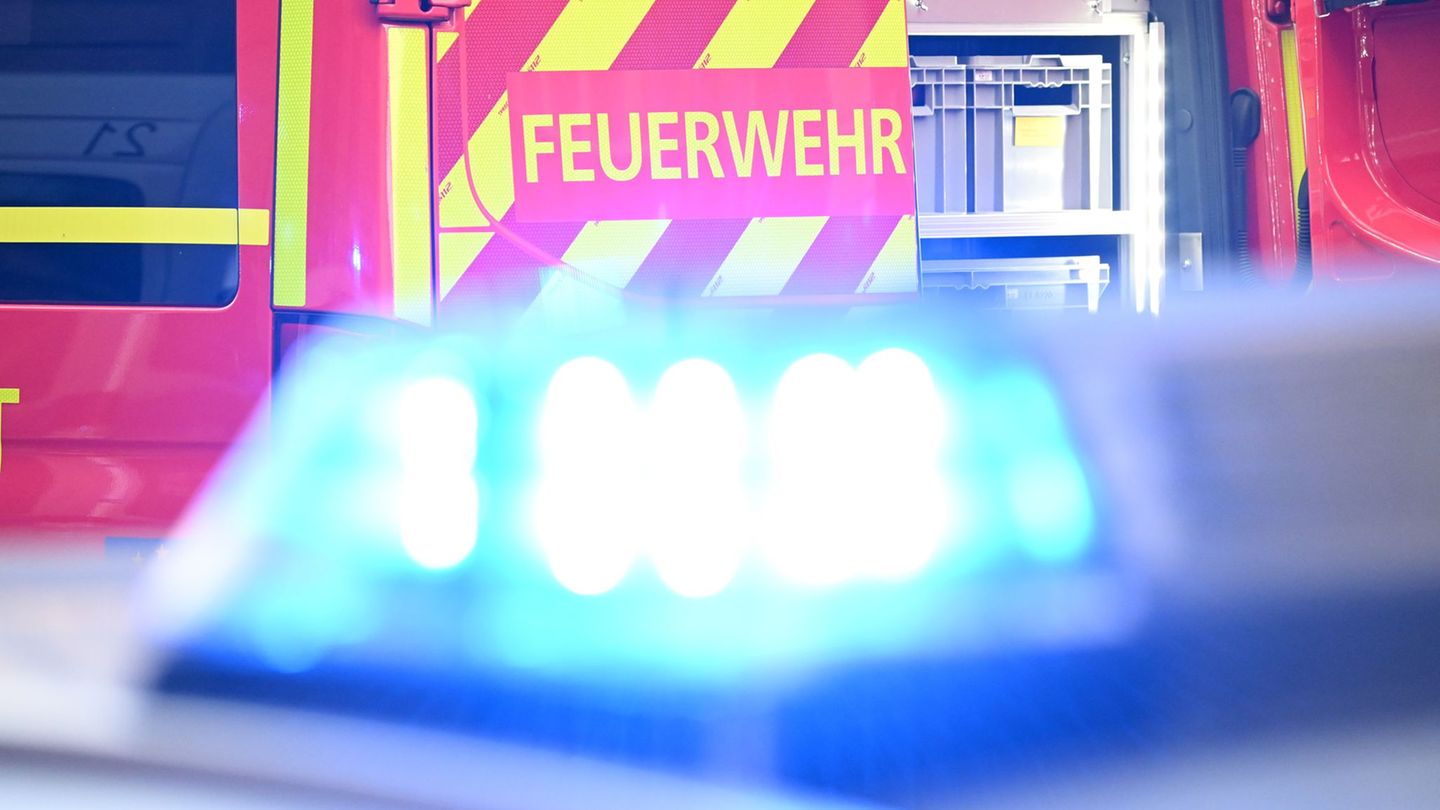 Feuerwehr im Einsatz: Wohnhaus brennt komplett aus – 700.000 Euro Schaden