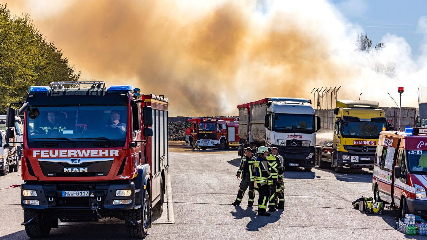 Blaulicht: Feuerwehr löscht weiter Brand in Entsorgungsbetrieb