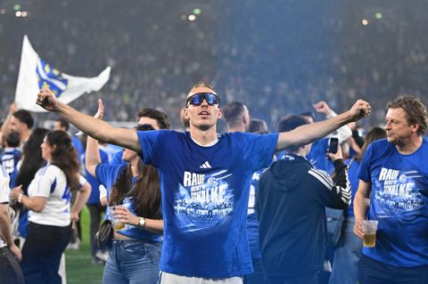 Spieler von Schalke feiern den Aufstieg