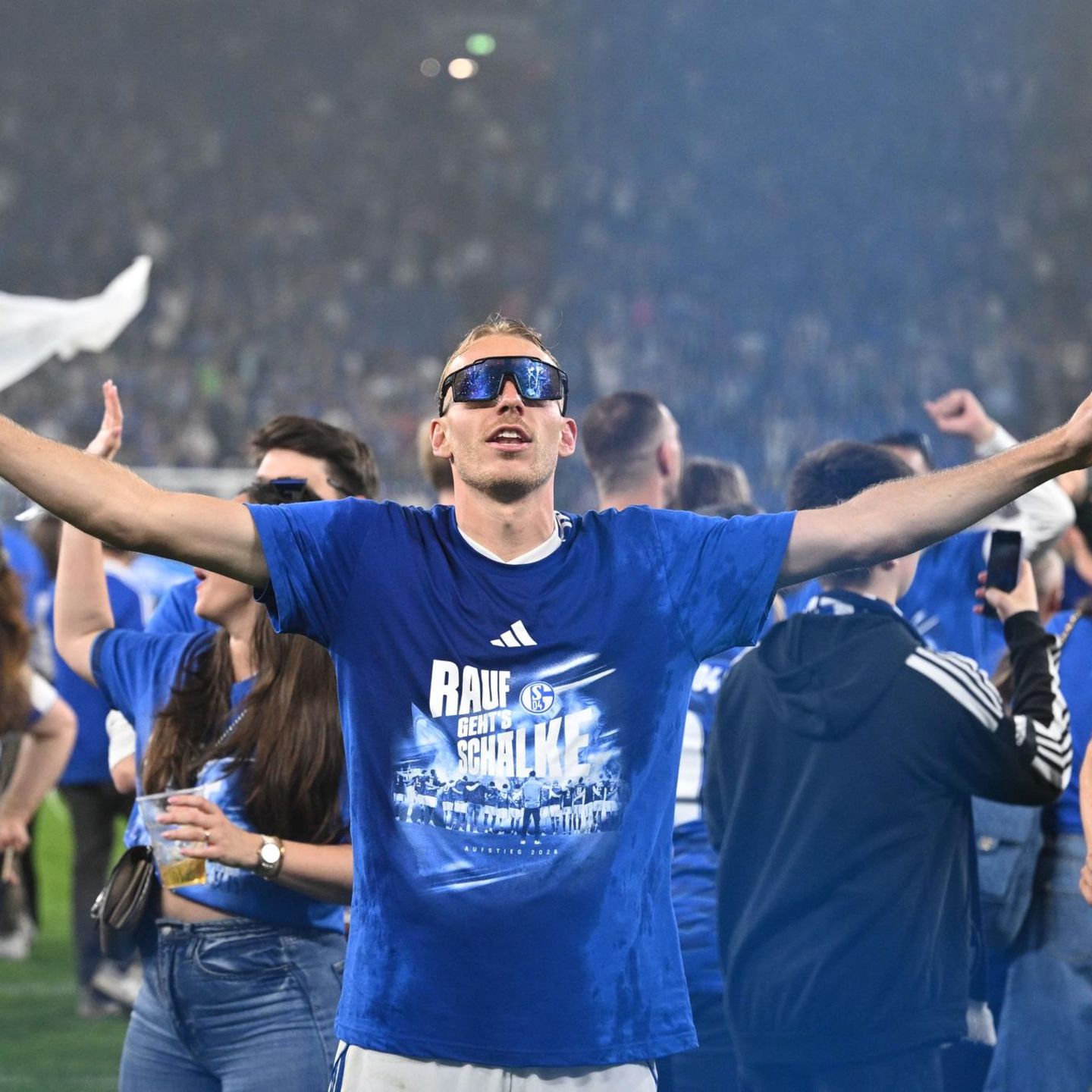Spieler von Schalke feiern den Aufstieg