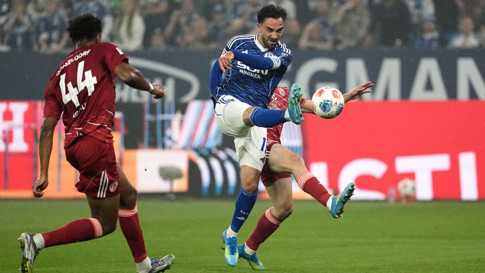 Kenan Karaman von Schalke (Mitte) erzielt das Tor zum 1:0.