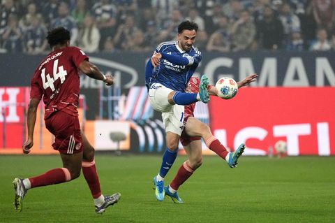 Kenan Karaman von Schalke (Mitte) erzielt das Tor zum 1:0.