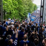 Fanmarsch zum Stadion: Die Schalke-Anhänger waren schon vor dem Spiel in Aufstiegsstimmung.