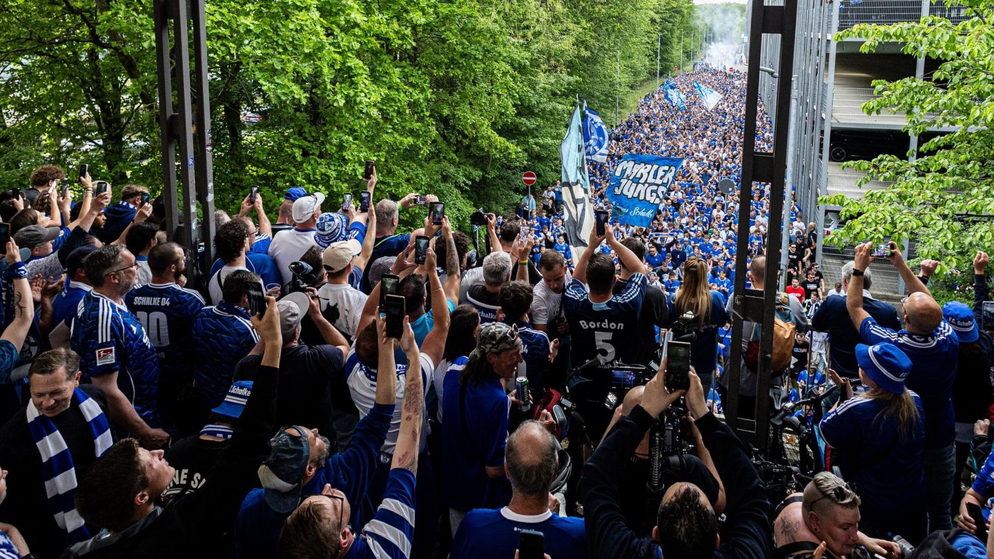 Fanmarsch zum Stadion: Die Schalke-Anhänger waren schon vor dem Spiel in Aufstiegsstimmung.