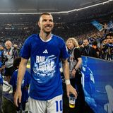 Stürmer Edin Dzeko feiert mit einem Bier. Ob er auch in der ersten Liga wieder für Schalke auf dem Platz stehen wird? Gegenüber Sky sagte er nach dem Spiel: „Mal gucken. Erstmal feiern, aber ich bin ganz zufrieden und glücklich, im Januar die Entscheidung getroffen zu haben, hier zu sein.“