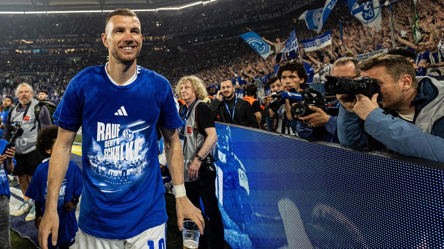 Stürmer Edin Dzeko feiert mit einem Bier. Ob er auch in der ersten Liga wieder für Schalke auf dem Platz stehen wird? Gegenüber Sky sagte er nach dem Spiel: „Mal gucken. Erstmal feiern, aber ich bin ganz zufrieden und glücklich, im Januar die Entscheidung getroffen zu haben, hier zu sein.“