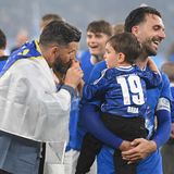 Trainer Miron Muslic jubelt mit dem kleinsten Mannschaftsmitglied. Und das wiederum freut sich auf dem Arm seines Papas Kenan Karaman über den Aufstieg.