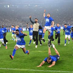 Der Moment der Erlösung. Nach Spielschluss rannten Mannschaft und Trainer auf die Nordkurve zu. Einfach raus, die Freude während die Fans „Nie mehr zweite Liga“ sangen. 