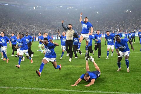 Der Moment der Erlösung. Nach Spielschluss rannten Mannschaft und Trainer auf die Nordkurve zu. Einfach raus, die Freude während die Fans „Nie mehr zweite Liga“ sangen. 