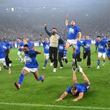 Der Moment der Erlösung. Nach Spielschluss rannten Mannschaft und Trainer auf die Nordkurve zu. Einfach raus, die Freude während die Fans „Nie mehr zweite Liga“ sangen. 