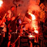 Pyro, Rauch, Gebrüll: Nach drei Jahren in der zweiten Liga bejubeln die Fans endlich den Aufstieg ihrer Mannschaft.