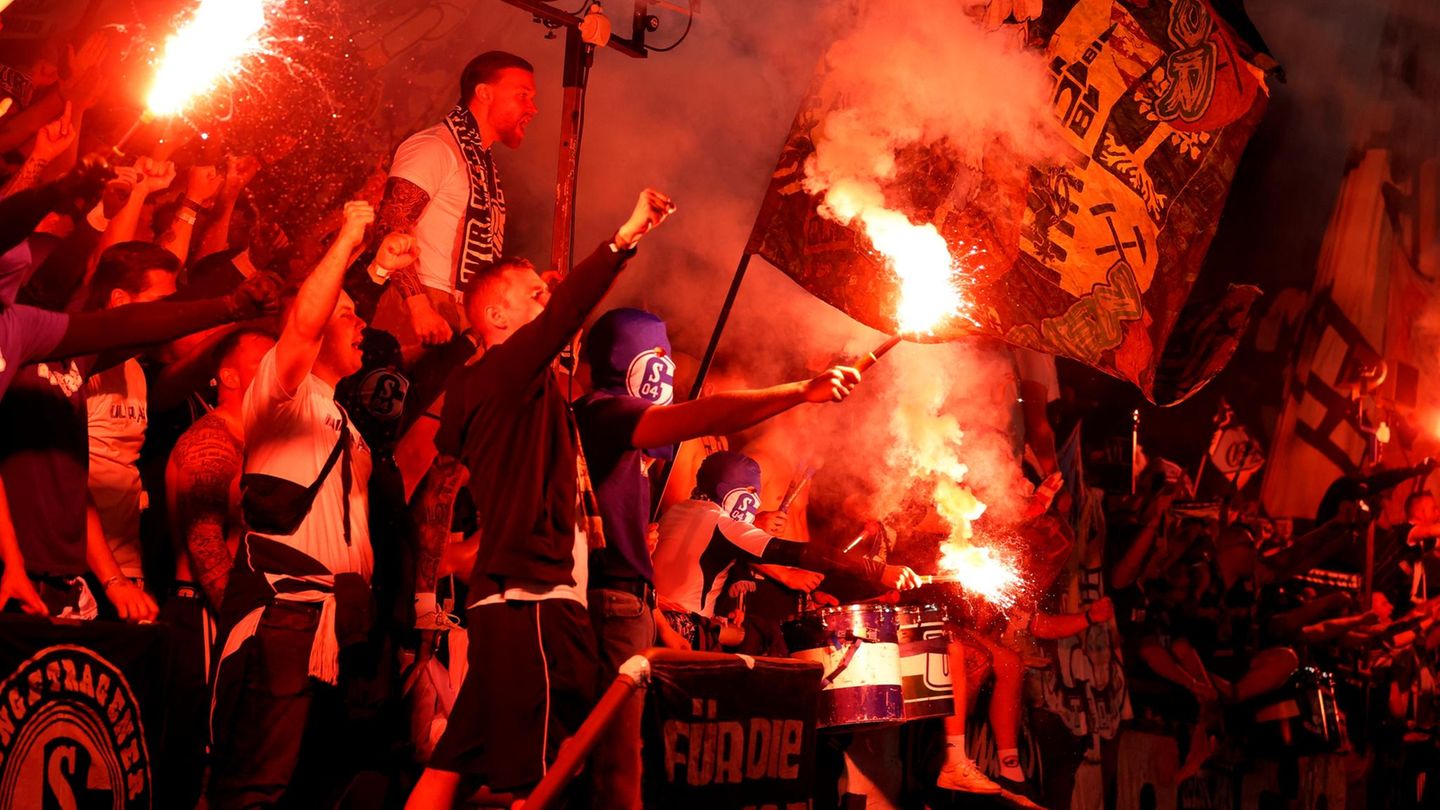 Pyro, Rauch, Gebrüll: Nach drei Jahren in der zweiten Liga bejubeln die Fans endlich den Aufstieg ihrer Mannschaft.