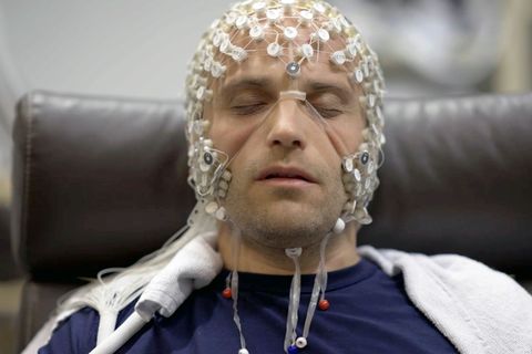 Am "Consciousness Center" des Universitätsklinikums Lüttich untersuchen Neurowissenschaftler die Gehirnströme eines in Trance versetzten Patienten.