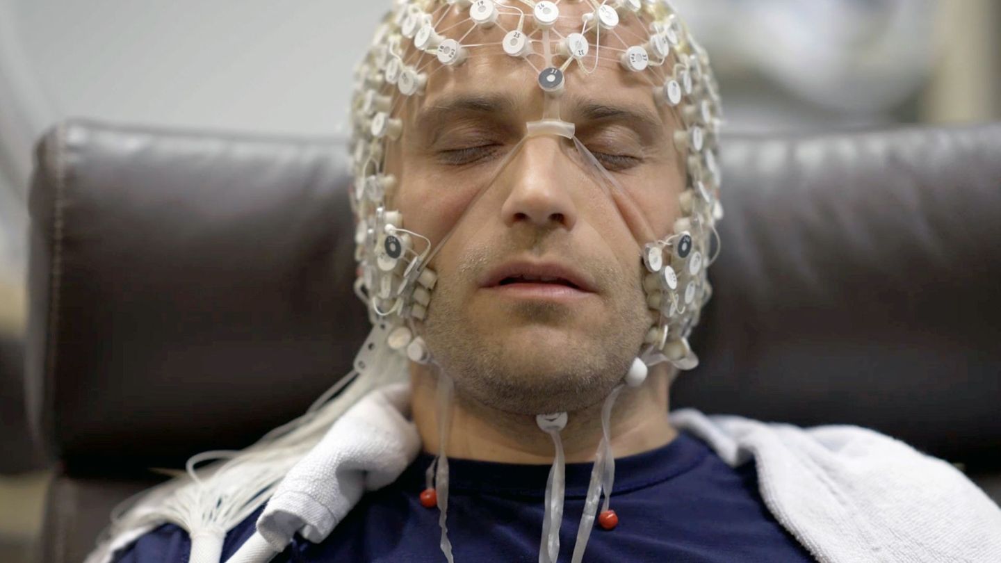 Am "Consciousness Center" des Universitätsklinikums Lüttich untersuchen Neurowissenschaftler die Gehirnströme eines in Trance versetzten Patienten.