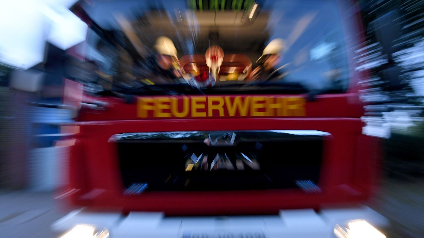 Die Feuerwehr kämpfte am Samstagabend in einem Mehrparteienhaus gegen die Flammen. (Symbolbild) Foto: Carsten Rehder/dpa