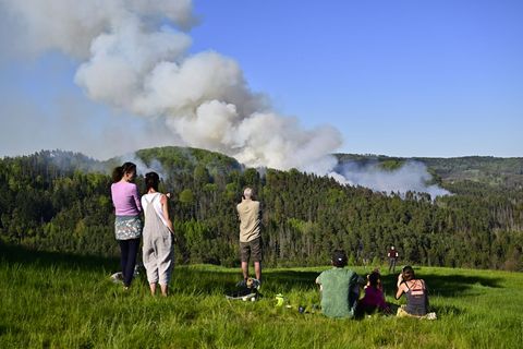 Rauch steigt aus einem Waldgebiet im Nationalpark Böhmische Schweiz auf. Foto: Hájek Ondøej/CTK/dpa