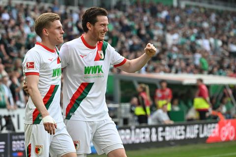 Der Torschütze und sein Vorbereiter: Augsburgs Anton Kade (l) mit seinem Sturmpartner Michael Gregoritsch. Foto: Carmen Jasperse