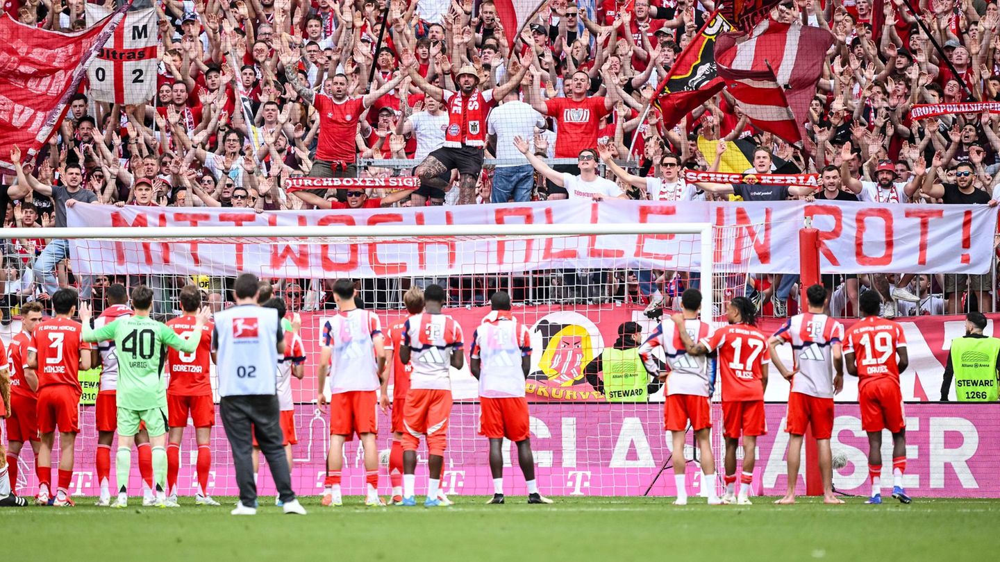 Einschwören auf Paris Saint-Germain: Die Bayern-Profis vor der Fankurve. Foto: Harry Langer/dpa