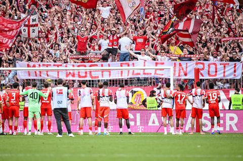 Einschwören auf Paris Saint-Germain: Die Bayern-Profis vor der Fankurve. Foto: Harry Langer/dpa