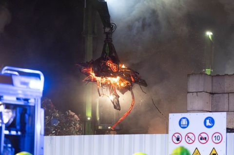 Die Nachlöscharbeiten dauerten bis in den Morgen. Foto: Jan Ohmen/dpa