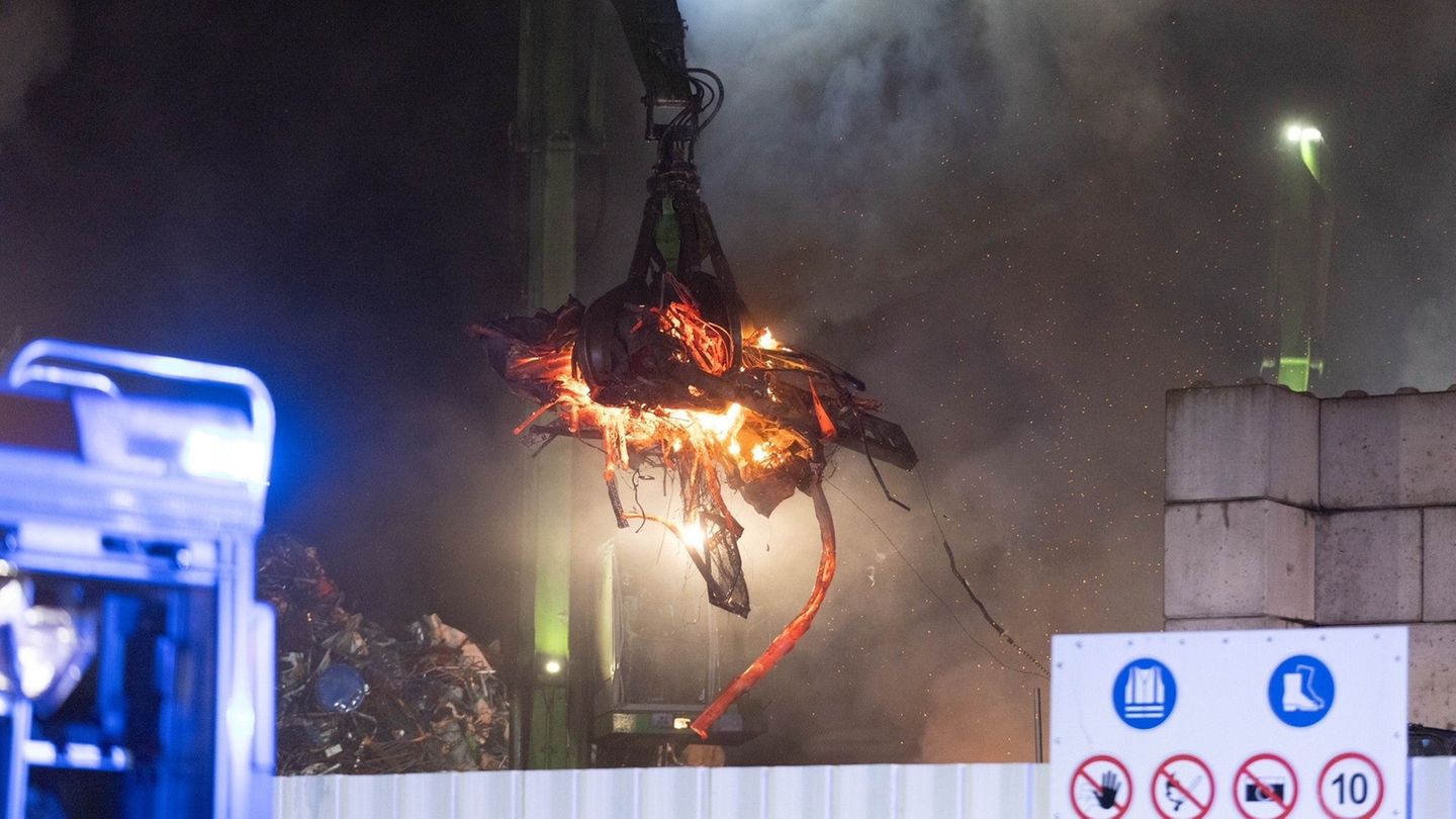 Die Nachlöscharbeiten dauerten bis in den Morgen. Foto: Jan Ohmen/dpa