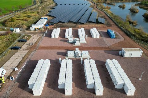 Batteriespeicher und Solaranlagen ergänzen sich zwar, entwickeln sich aktuell aber in unterschiedliche Richtungen. (Archivbild)