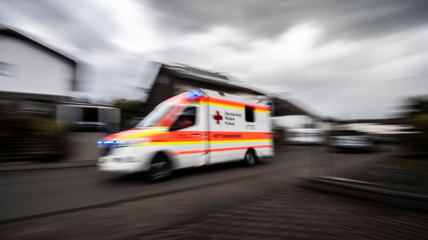 Auch im Rettungswagen können die Sanitäter dem Mann nicht mehr helfen. (Symbolbild) Foto: Boris Roessler/dpa