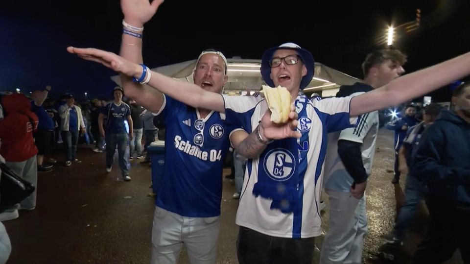 "Nie mehr zweite Liga": Schalke-Fans feiern Aufstieg bis spät in die Nacht