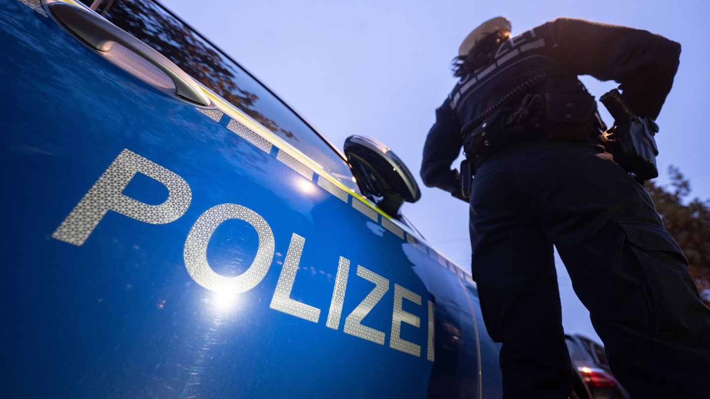 Polizisten fordern den Mann mehrere Male auf, von der Fassade wieder herunterzuklettern. (Symbolbild) Foto: Marijan Murat/dpa