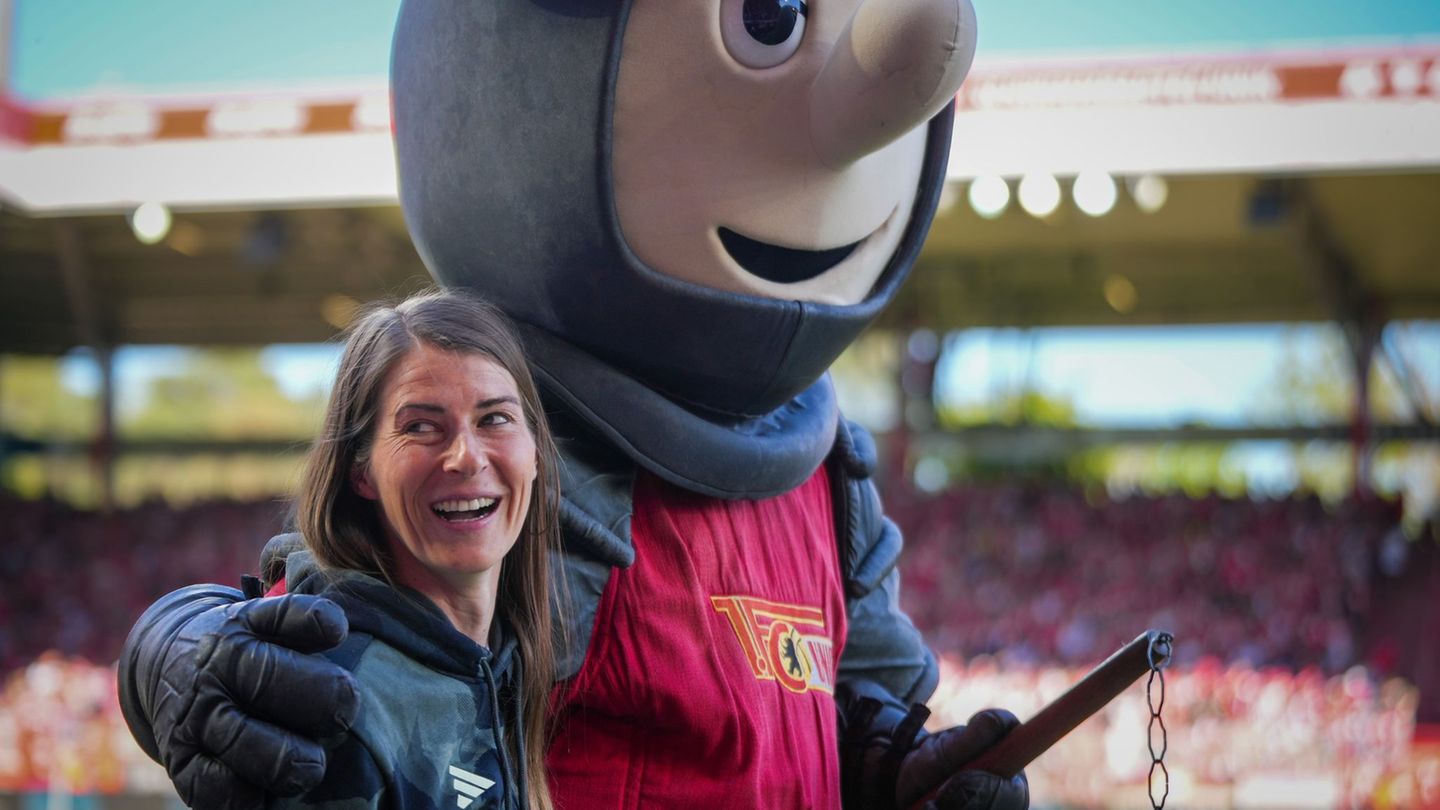 Marie-Louise Eta kann sich über den ersten Punktgewinn als Bundesliga-Trainerin freuen. Foto: Soeren Stache/dpa