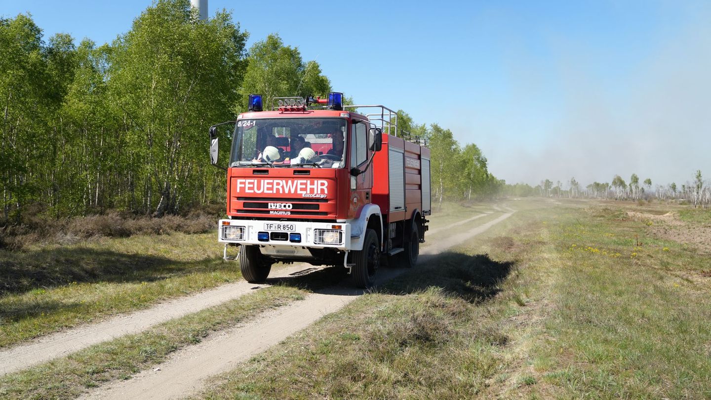 Seit Freitag ist die Feuerwehr wegen eines Waldbrandes bei Jüterbog im Einsatz. Foto: Manuel Genolet/dpa