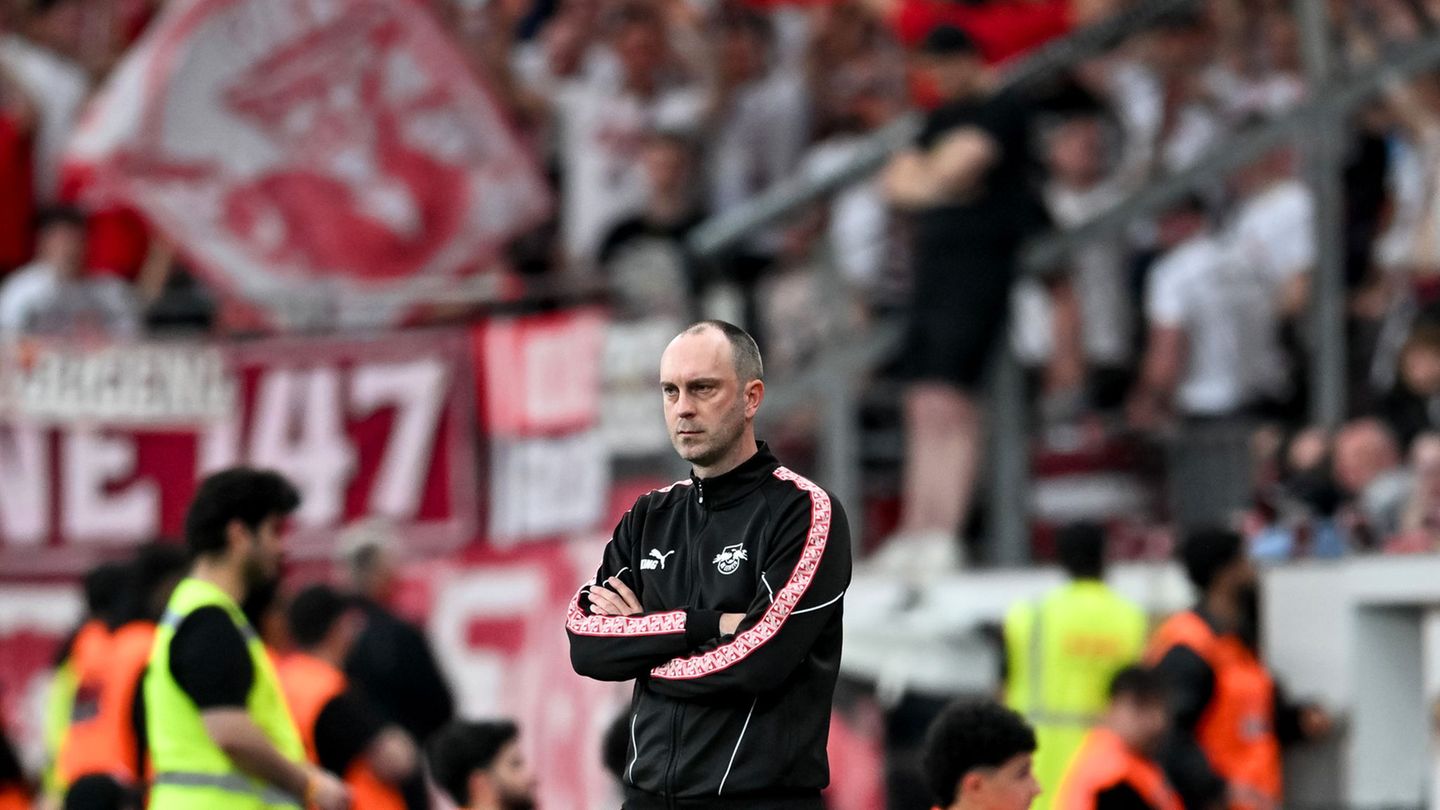 Leipzigs Trainer Ole Werner hat Kritik am Verhalten eines Balljungen beim Spiel in Leverkusen geübt. Foto: Fabian Strauch/dpa
