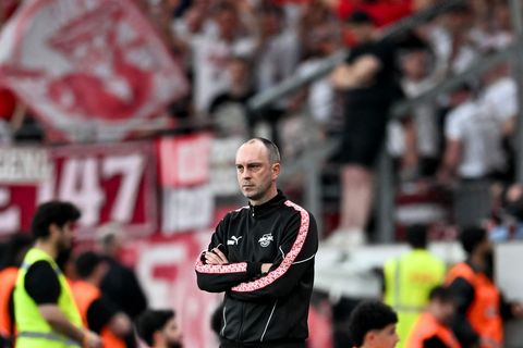 Leipzigs Trainer Ole Werner hat Kritik am Verhalten eines Balljungen beim Spiel in Leverkusen geübt. Foto: Fabian Strauch/dpa